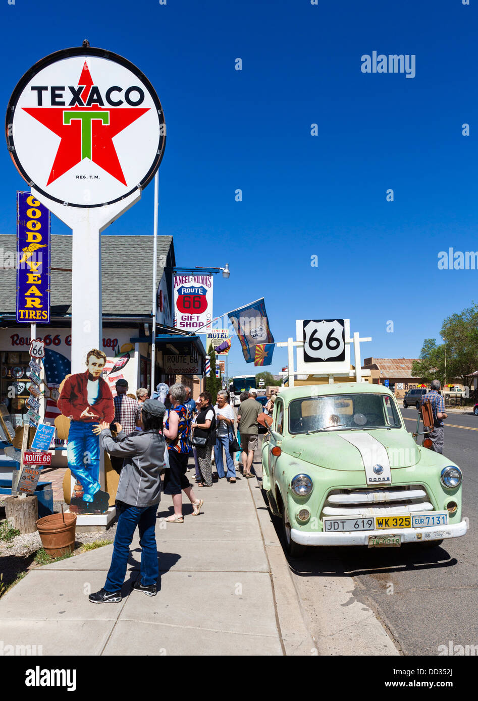 Vecchia auto al di fuori di Angelo e Vilma Delgadillo di Route 66 Regali sulla storica Route 66, Seligman, Arizona, Stati Uniti d'America Foto Stock