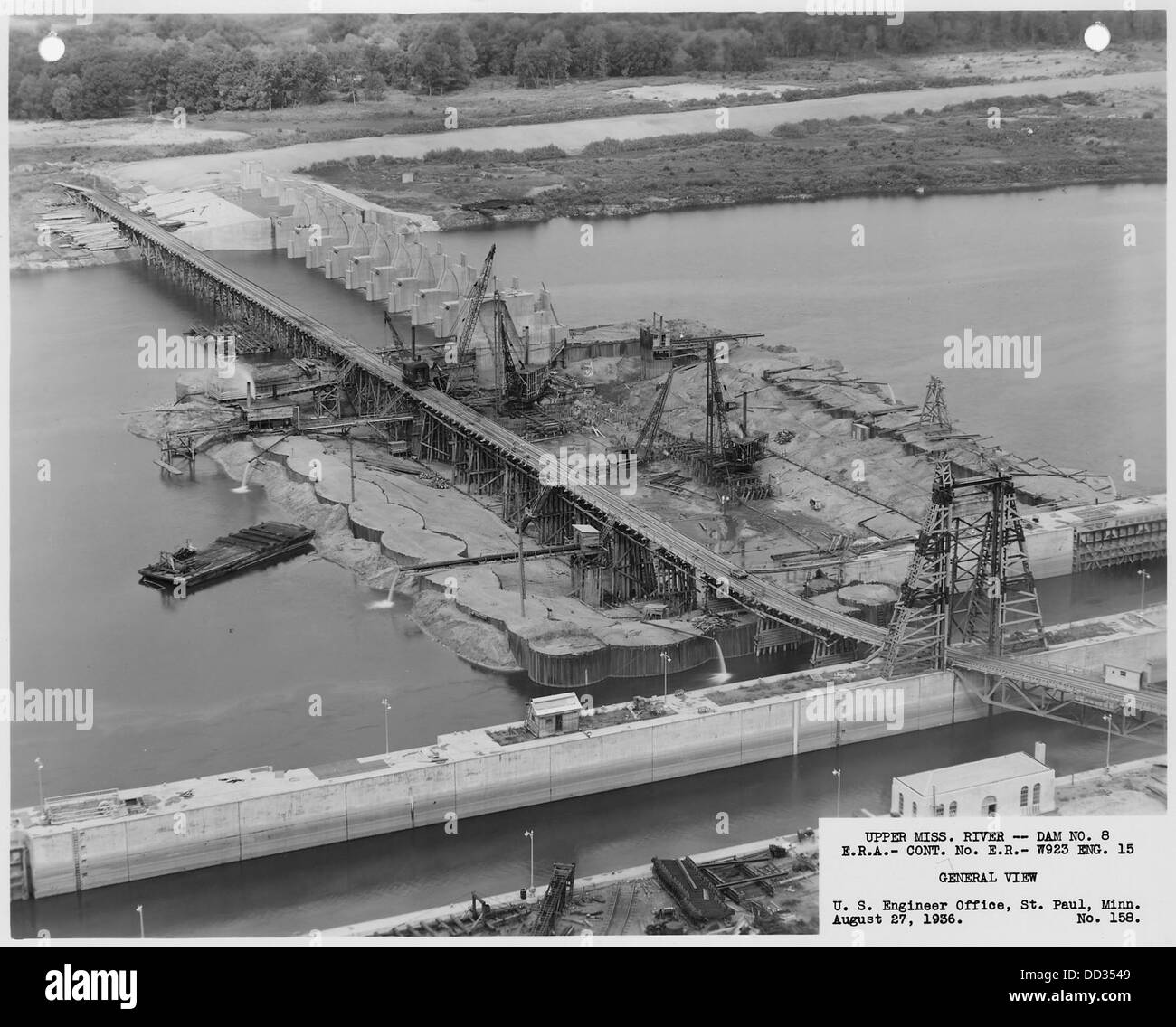 Questa fotografia mostra una vista generale della diga n. 8 sull'alto fiume Mississippi. La diga è un importante progetto infrastrutturale per la gestione del flusso fluviale e il sostegno alla navigazione nella regione. Foto Stock