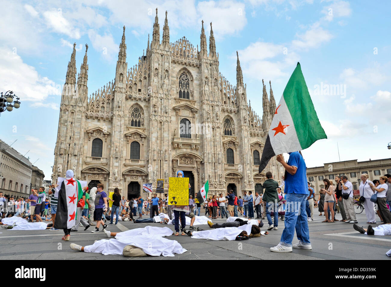 Milano, Italia. 24rd Aug, 2013. Una comunità siriana in Milano detiene una protesta contro la Siria il Presidente Bashar al-Assad e le ultime presunte armi chimiche attentato in Siria. Credito: Gaetano Piazzolla/Alamy Live News Foto Stock