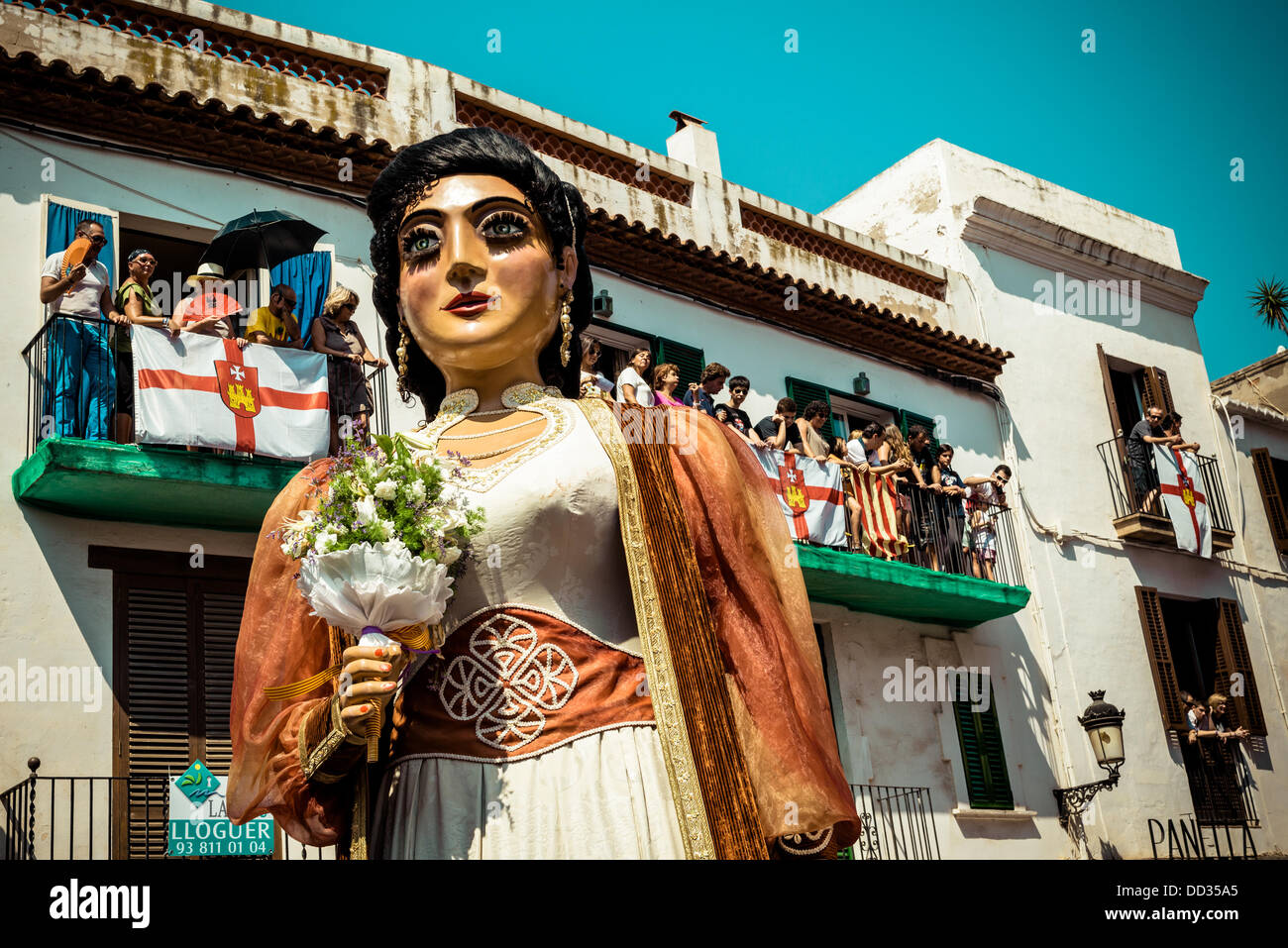 Sitges, Spagna. 24 agosto 2013: il gigante di Sitges, una figura in costume noto come 'gegants', danze per le strade di Sitges durante la Festa Major Credit: matthi/Alamy Live News Foto Stock