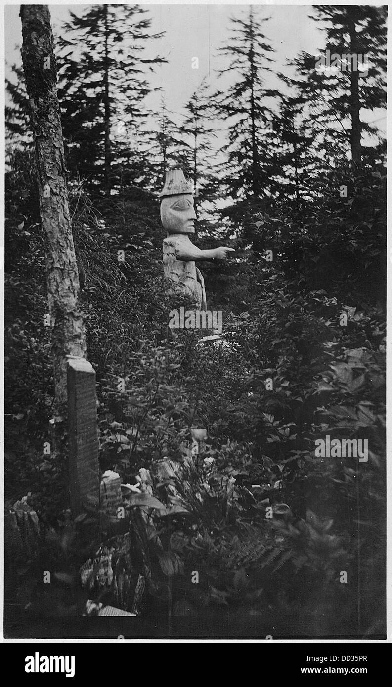 Una cartolina raffigurante un totem funerario a Ketchikan, Alaska, un pezzo del patrimonio dei nativi americani che rappresenta un significato culturale e storico. Foto Stock