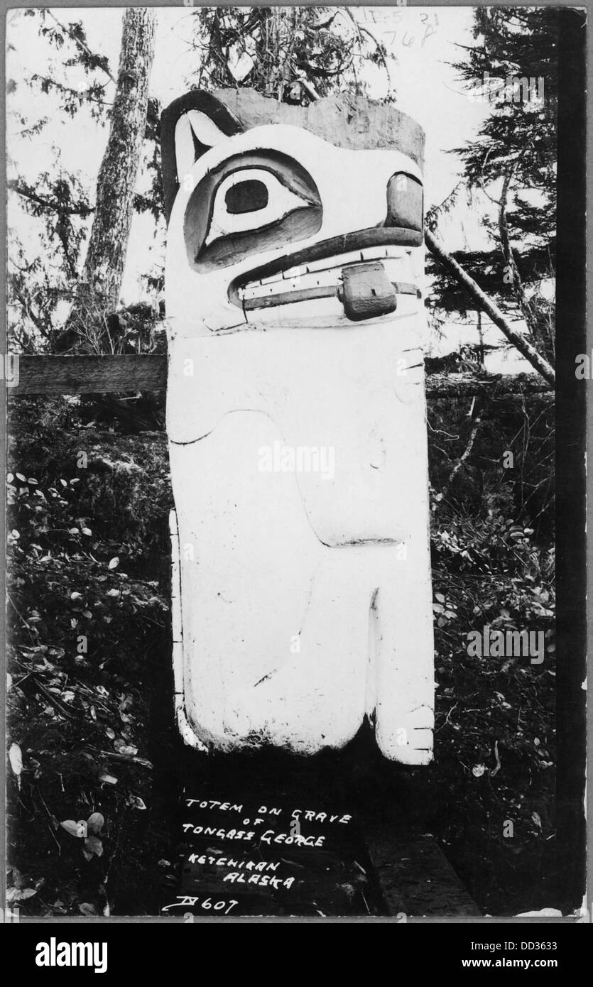Una cartolina raffigurante un totem sulla tomba di Tongass George a Ketchikan, Alaska. Il totem rappresenta il patrimonio culturale dei popoli indigeni dell'Alaska e la tradizione dei marcatori delle tombe. Foto Stock