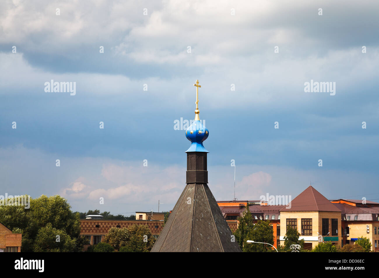 Cupola della Cappella di San Alexander Nevsky in Dmitrov, la Russia nel giorno nuvoloso Foto Stock