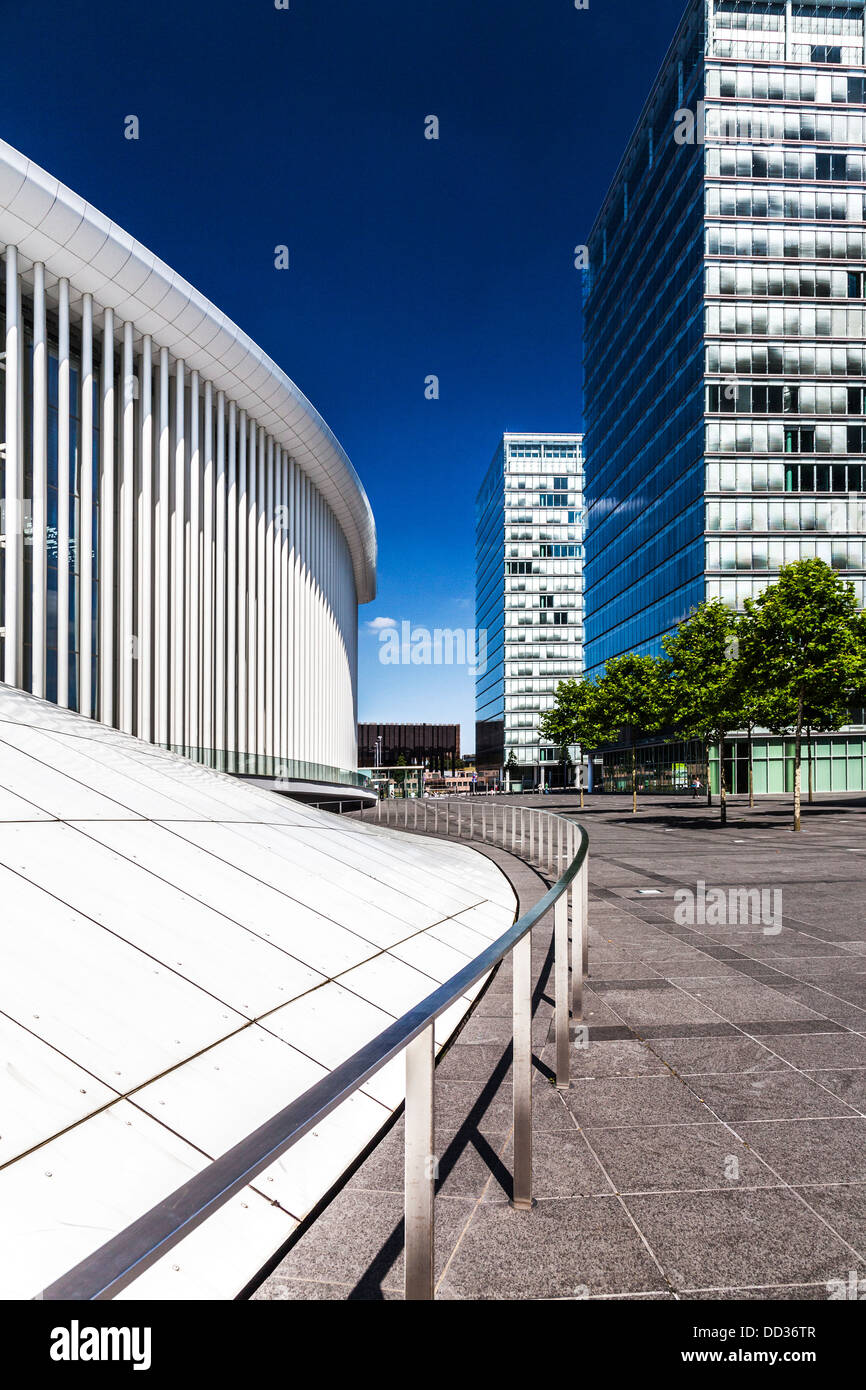 Parte della sala concerti Philharmonie e il Parlamento europeo edifici per uffici a Kirchberg nella città di Lussemburgo. Foto Stock