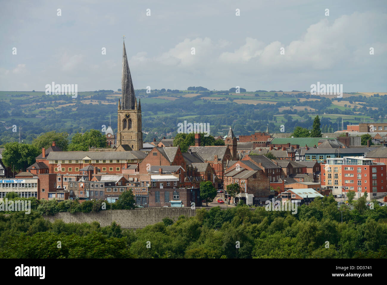 Chesterfield Town Center e la chiesa con la guglia storta REGNO UNITO Foto Stock
