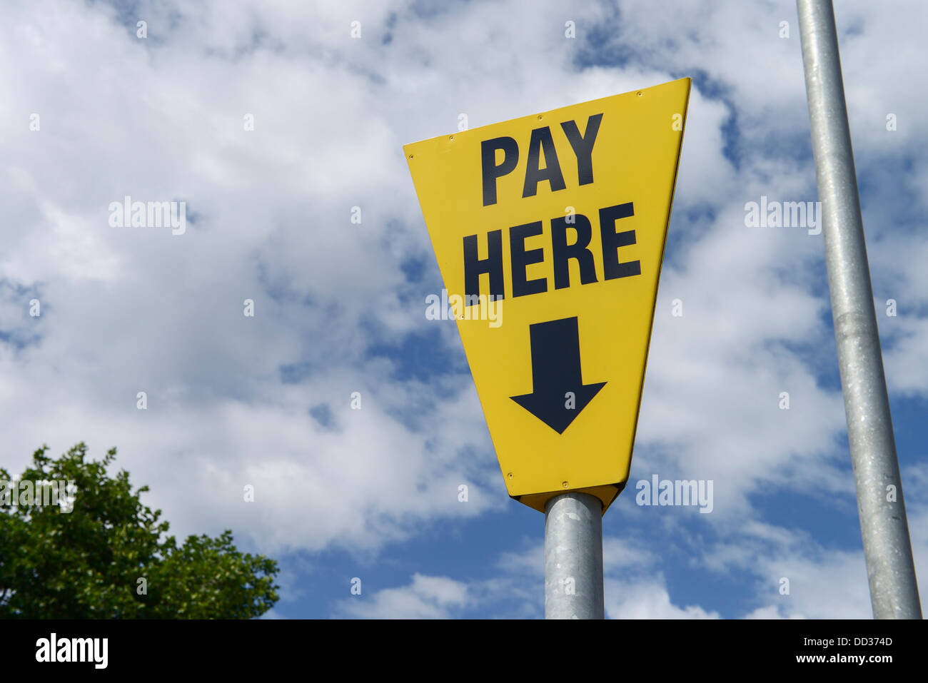 Pagare qui segno parcheggio Foto Stock