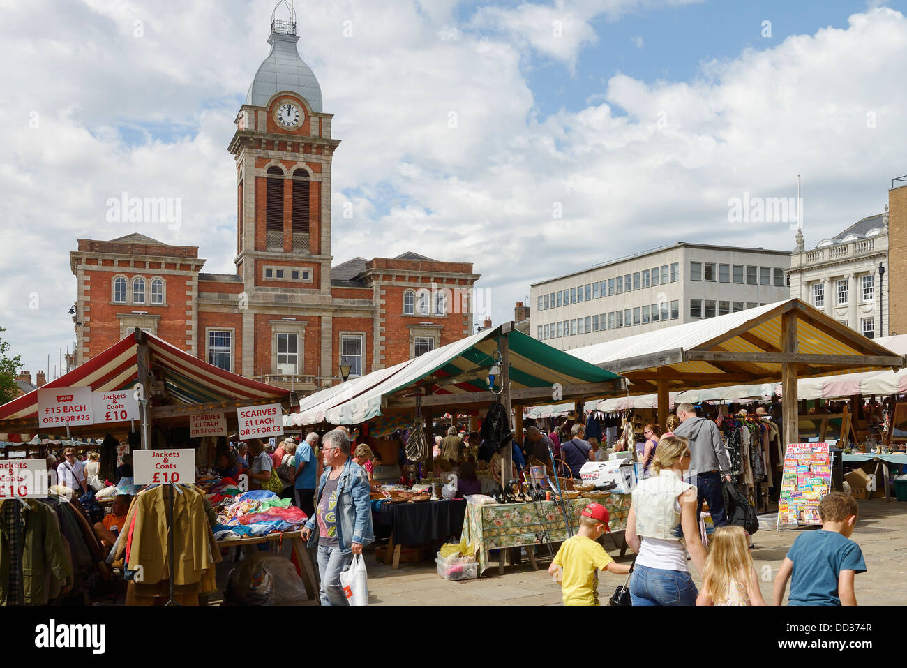 Gli amanti dello shopping visitando il mercato all'aperto in Chesterfield Town Center Foto Stock