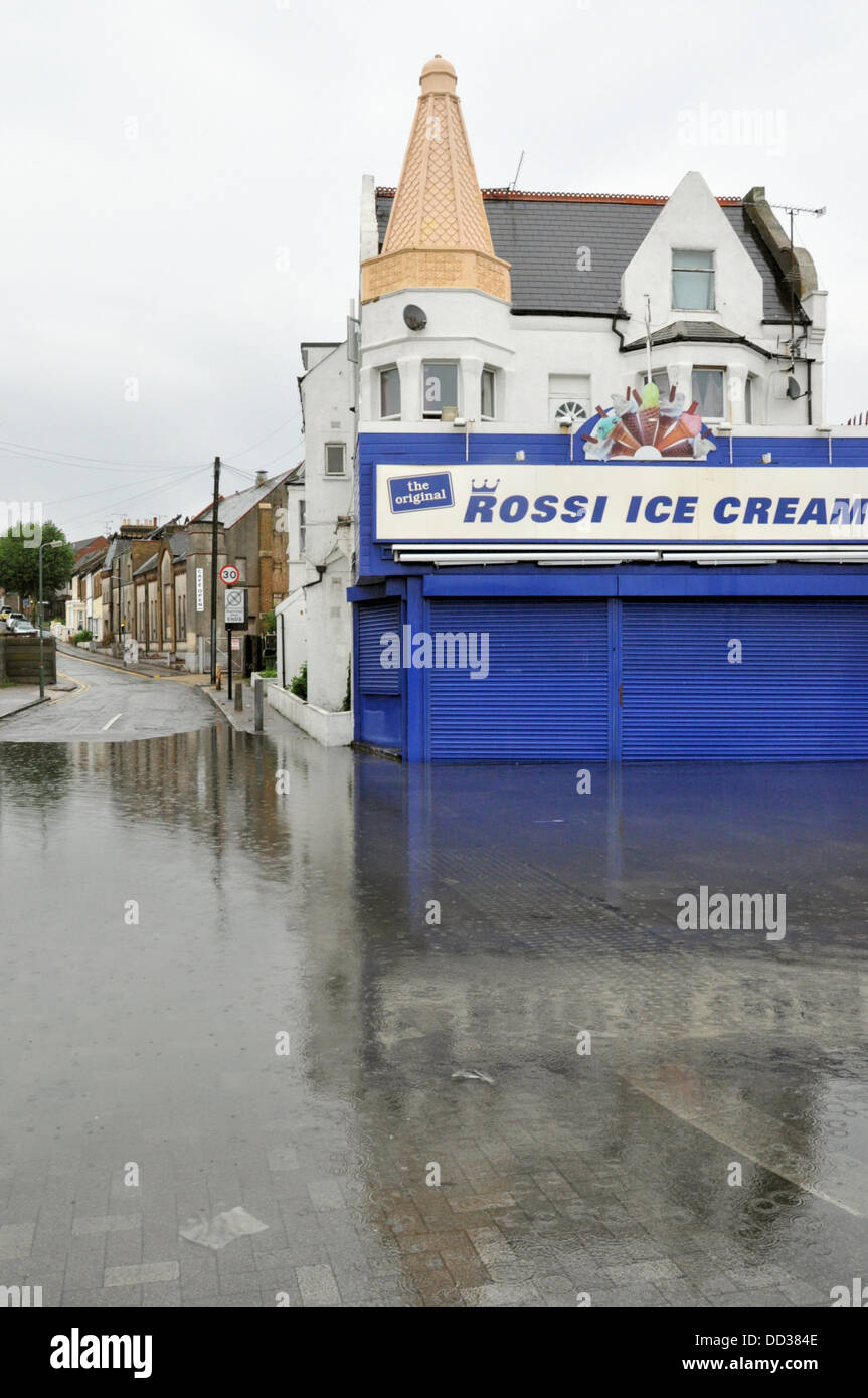 Precipitazioni estreme su Essex, UK, il 24 agosto ha causato gravi inondazioni comprese che lungo Southend on Sea lungomare che ha causato un danno a un certo numero di stabilimenti compresi food Foto Stock