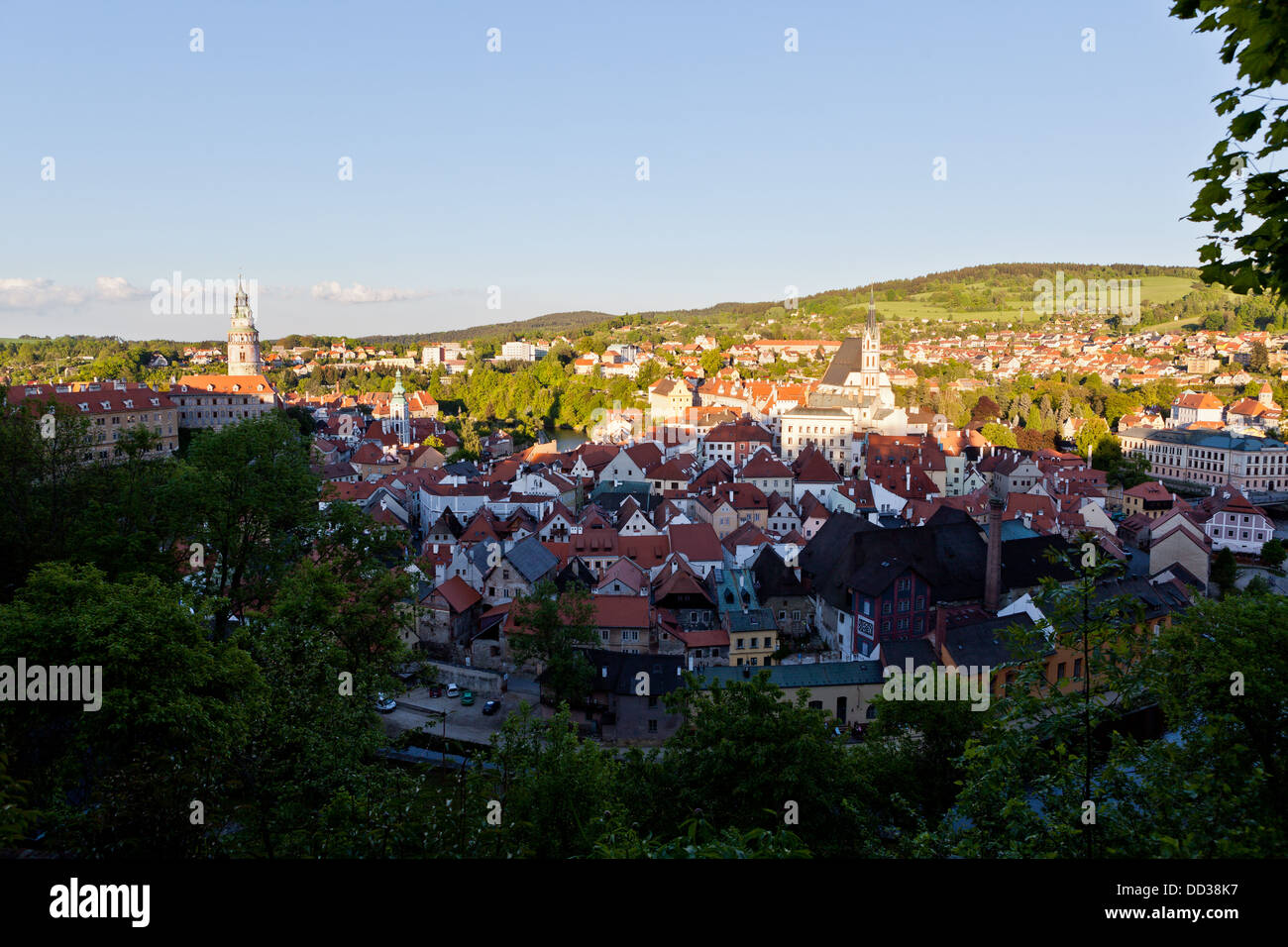 Serata in centro storico di Český Krumlov, Repubblica Ceca, il fiume Vltava, tempo chiaro Foto Stock