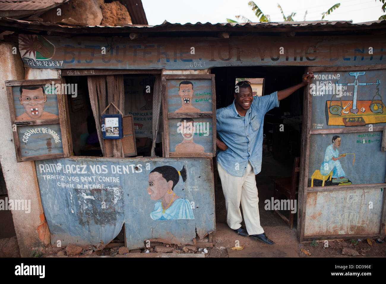 Metalsmith Ismael Bafura sostituisce i denti in Boké, Guinea, Africa occidentale. Foto Stock
