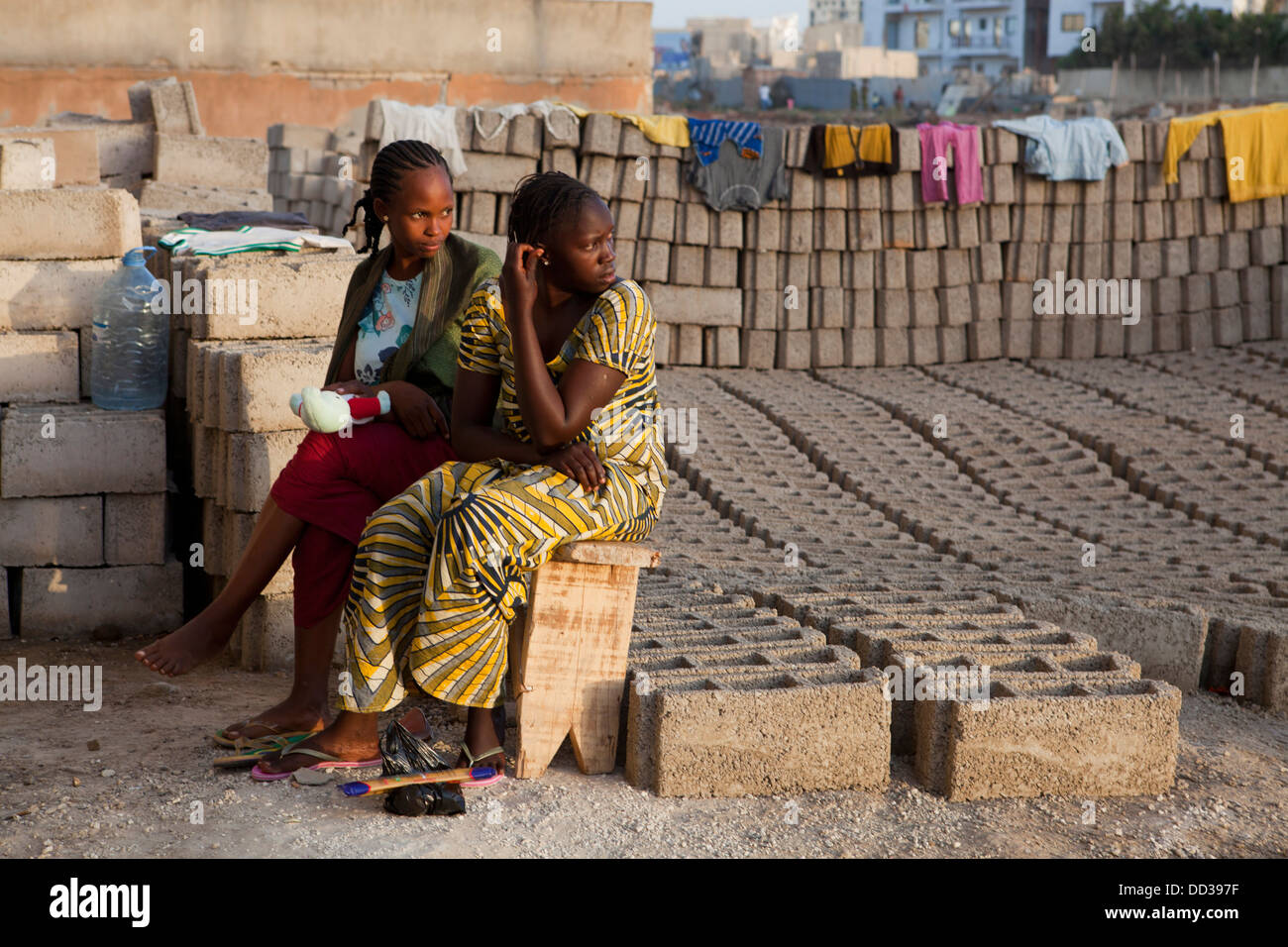 La vita quotidiana nella periferia di Dakar, Senegal. Foto Stock