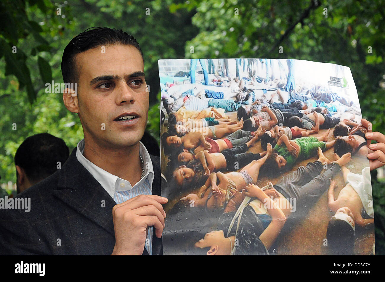 Londra, Regno Unito. 25 Ago, 2013. Manifestanti tenendo un cartelloni protestare contro delle armi chimiche di attacchi da parte del Presidente Assad in Siria in precedenza questa settimana al di fuori dell'ambasciata americana a Londra. Credito: Vedere Li/Alamy Live News Foto Stock