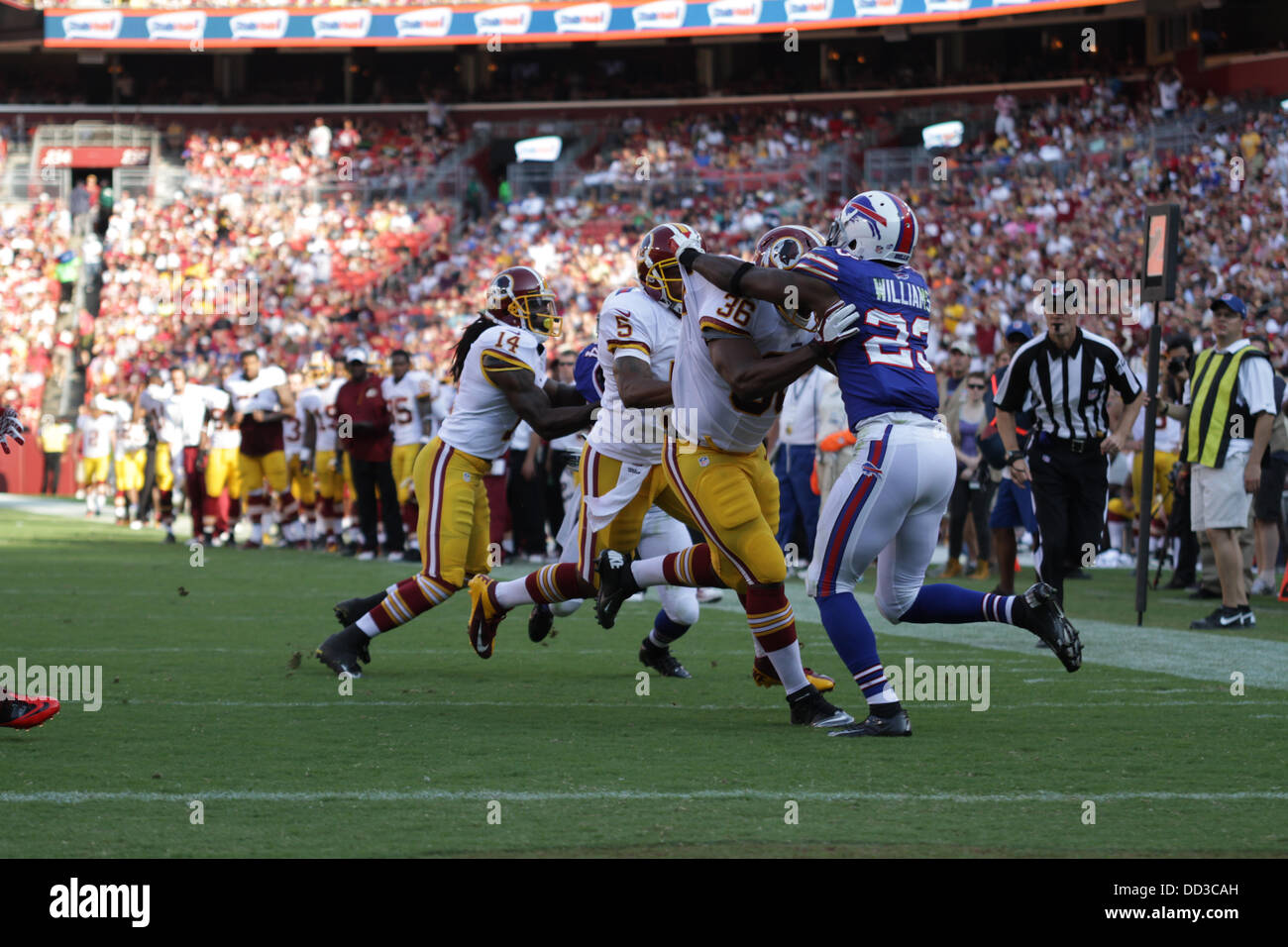 Sabato 24 Agosto, 20133, Washington Redskins ospita le fatture della Buffalo di FedEx Campo in Landover Maryland per il terzo gioco di preseason. Washington Redskins vincere 30-7. Credito: Khamp Sykhammountry/Alamy Live News Foto Stock