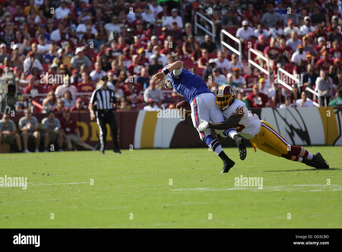 Sabato 24 Agosto, 2013, Washington Redskins ospita le fatture della Buffalo di FedEx Campo in Landover Maryland per il terzo gioco di preseason. Washington Redskins vincere 30-7. Bacarii Rambo # 29 affronta le bollette Quarterback Kevin Kolb # 4. Credito: Khamp Sykhammountry/Alamy Live News Foto Stock