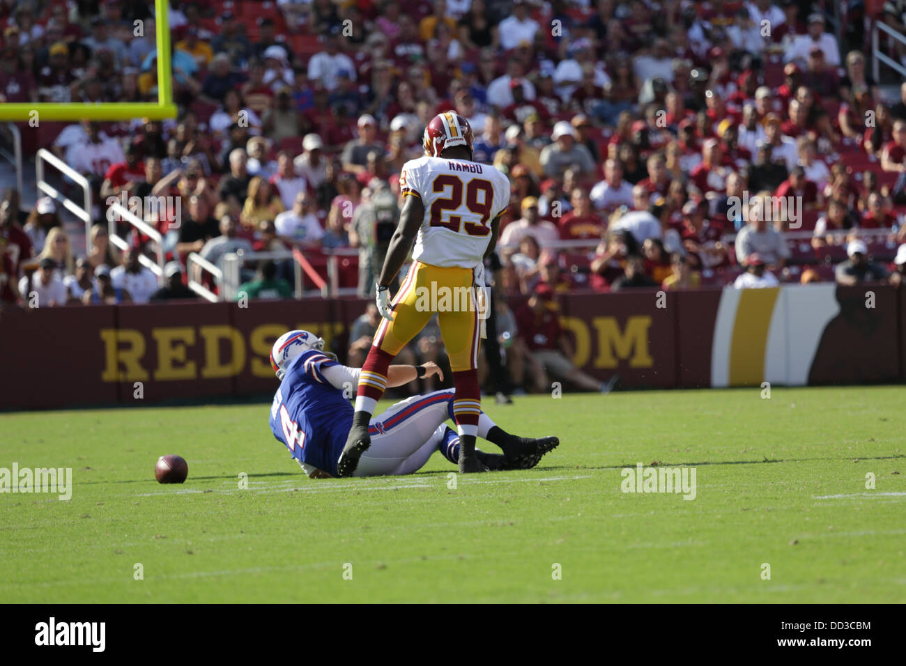 Sabato 24 Agosto, 2013, Washington Redskins ospita le fatture della Buffalo di FedEx Campo in Landover Maryland per il terzo gioco di preseason. Washington affronta DB Kold #4. Credito: Khamp Sykhammountry/Alamy Live News Foto Stock