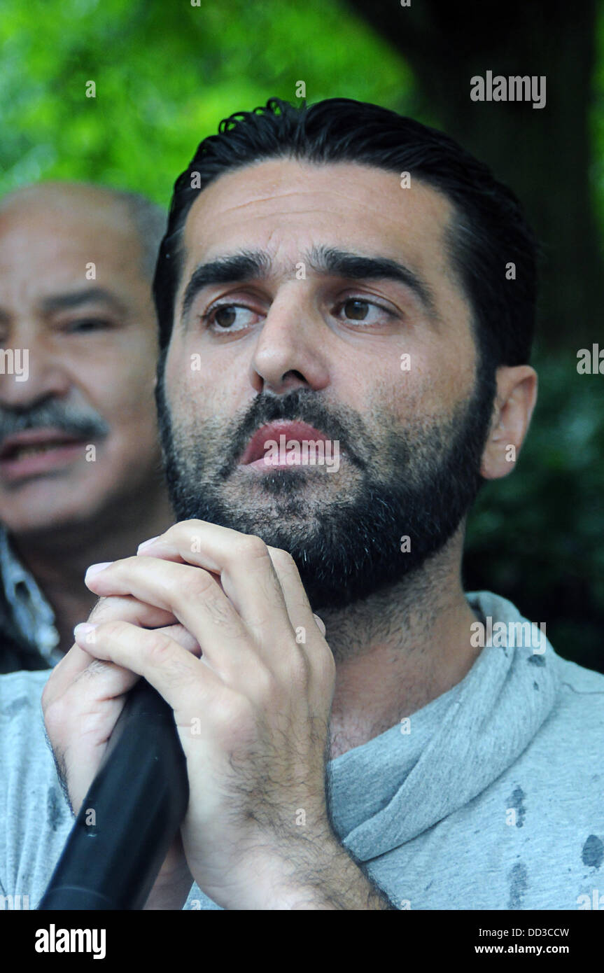 Londra25th Agosto 2013 : manifestanti grida slagon protestare contro delle armi chimiche attaccato da Assad presto questa settimana. Credito: Vedere Li/Alamy Live News Foto Stock