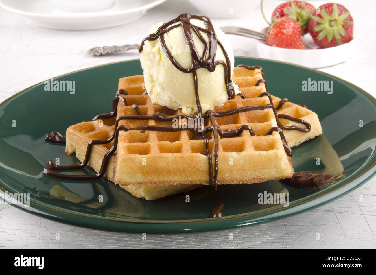 Home waffle fatti con gelato alla vaniglia Foto Stock