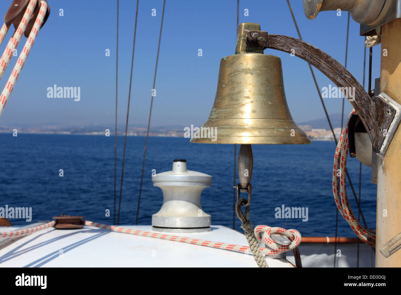 Campana ottone su uno yacht a vela Foto Stock