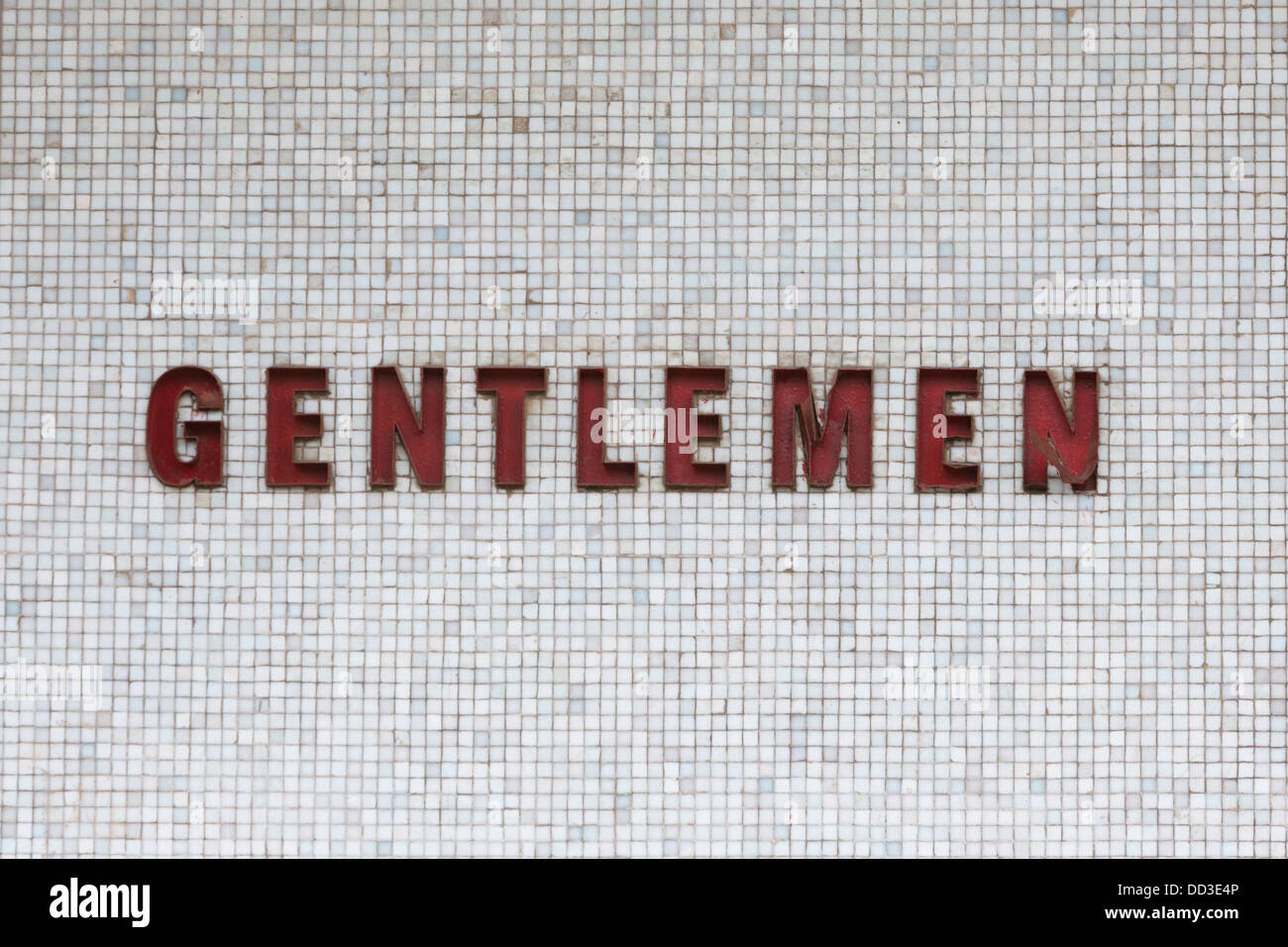 " Gentiluomini " segno sul mosaico a parete, parte di Park Hill Station Wagon, Sheffield South Yorkshire. Foto Stock