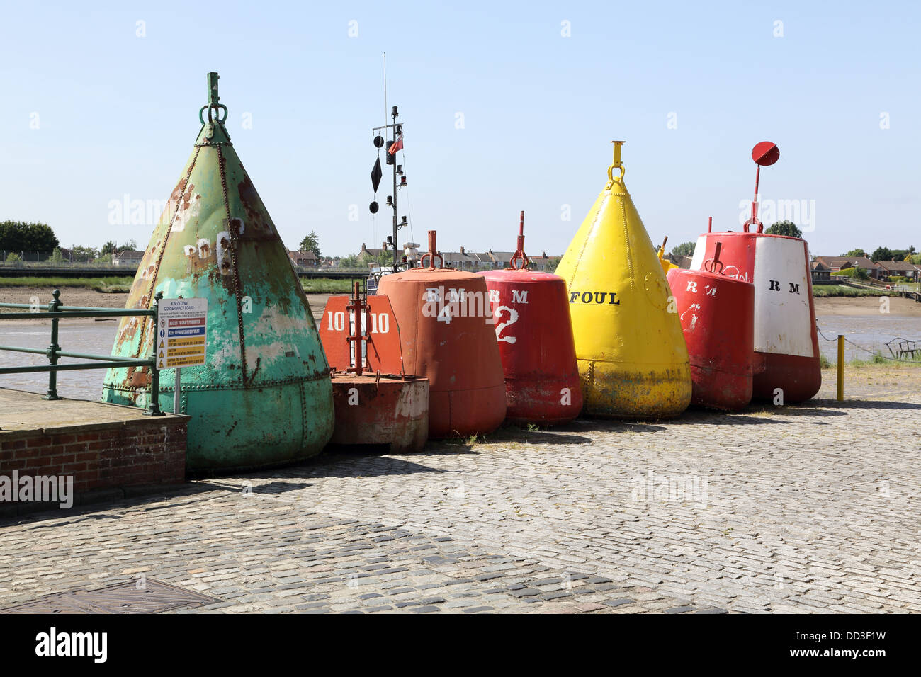 Il vecchio le boe di segnalazione del porto di King's Lynn sulla costa di Norfolk Foto Stock