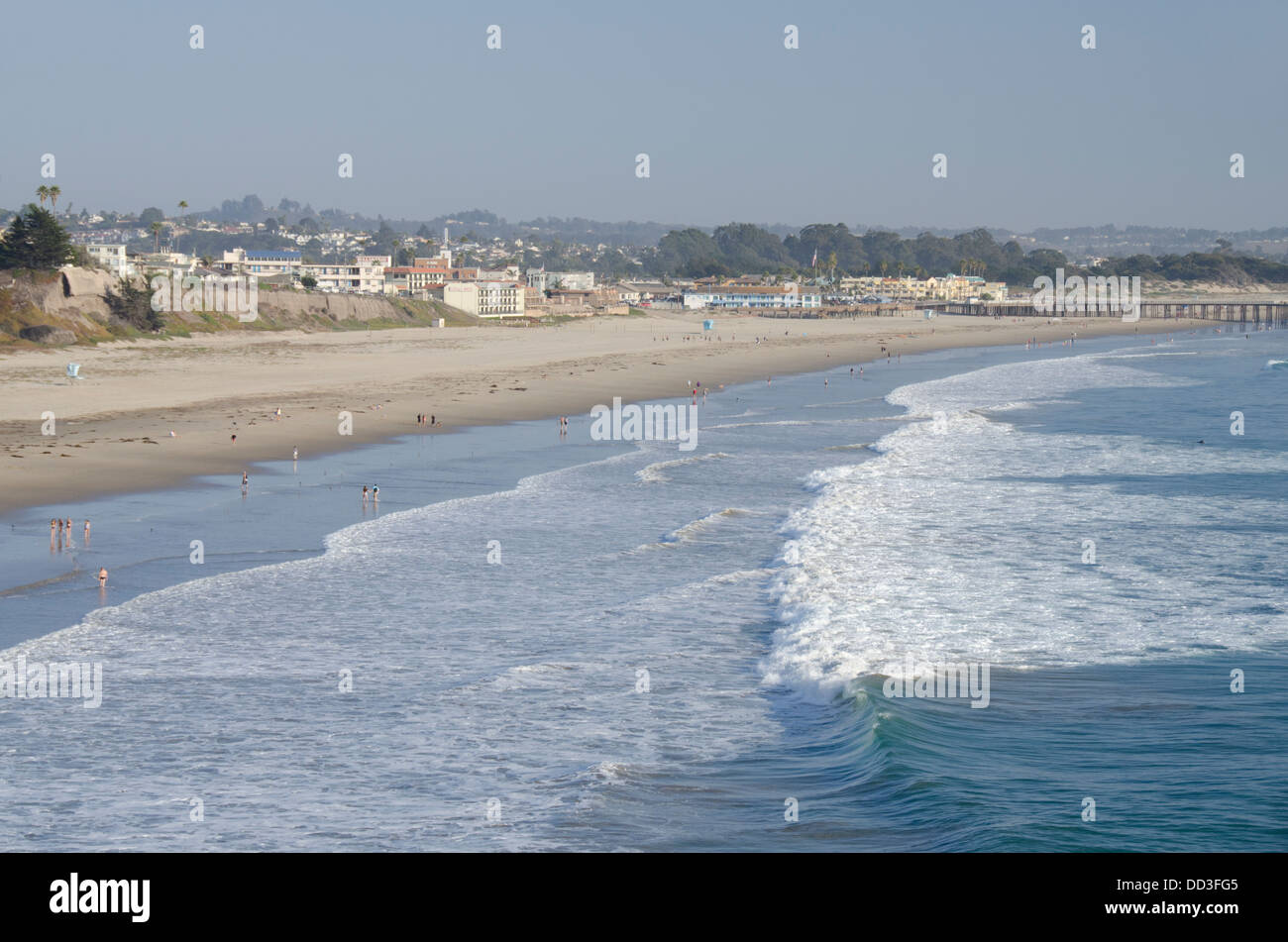 California, Pacific Coast, Pismo Beach. Panoramica Panoramica del litorale sabbioso di Pismo Beach con molo storico in distanza. Foto Stock