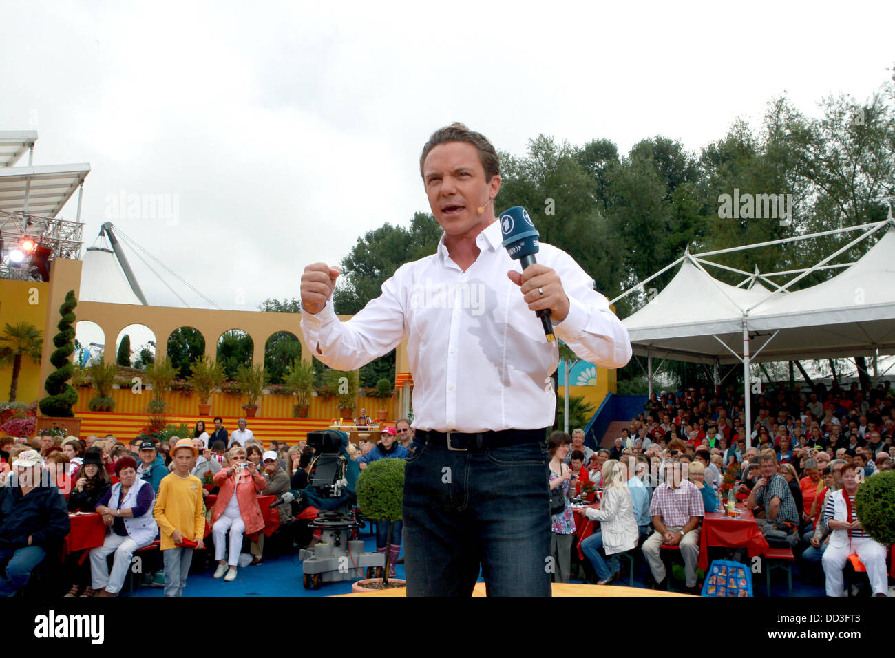 Stefan Mross è raffigurato alla trasmissione in diretta del programma 'Immer Wieder Sonntags' dalle emittenti ARD a Europapark di Rust, Germania, 25 agosto 2013. Foto: Bodo Schackow Foto Stock