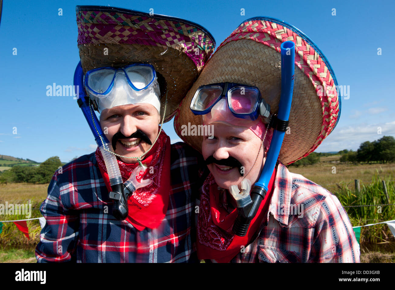 Hotel a Llanwrtyd Wells, Regno Unito. Il 25 agosto 2013. Il mondo annuale campionato Bogsnorkelling si svolge ogni Ferragosto al famoso Waen Rhydd Bog.In il Welsh pedemontana del Cambriano montagne vicino alla città più piccola in Gran Bretagna, rinomato per le sue bizzarre sport. L idea è stata concepita nel 1985 dal locatore Gordon Green del Neuadd Arms pub per mettere Llanwrtyd Wells sulla mappa. Il campione del mondo è Andrew Holmes con un tempo di 84sec nel 2011. Foto: Graham M. Lawrence/Alamy Live News. Foto Stock