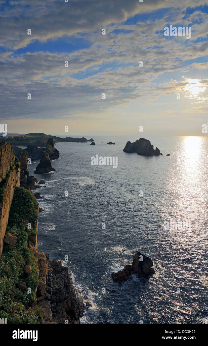 Maestosa costa frastagliata sulla costa nord della Spagna al di Soto de la Marina, Cantabria Foto Stock