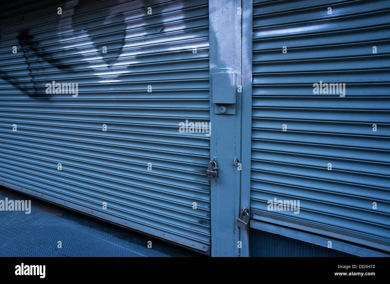 Serrande metalliche per proteggere un negozio chiuso Foto Stock