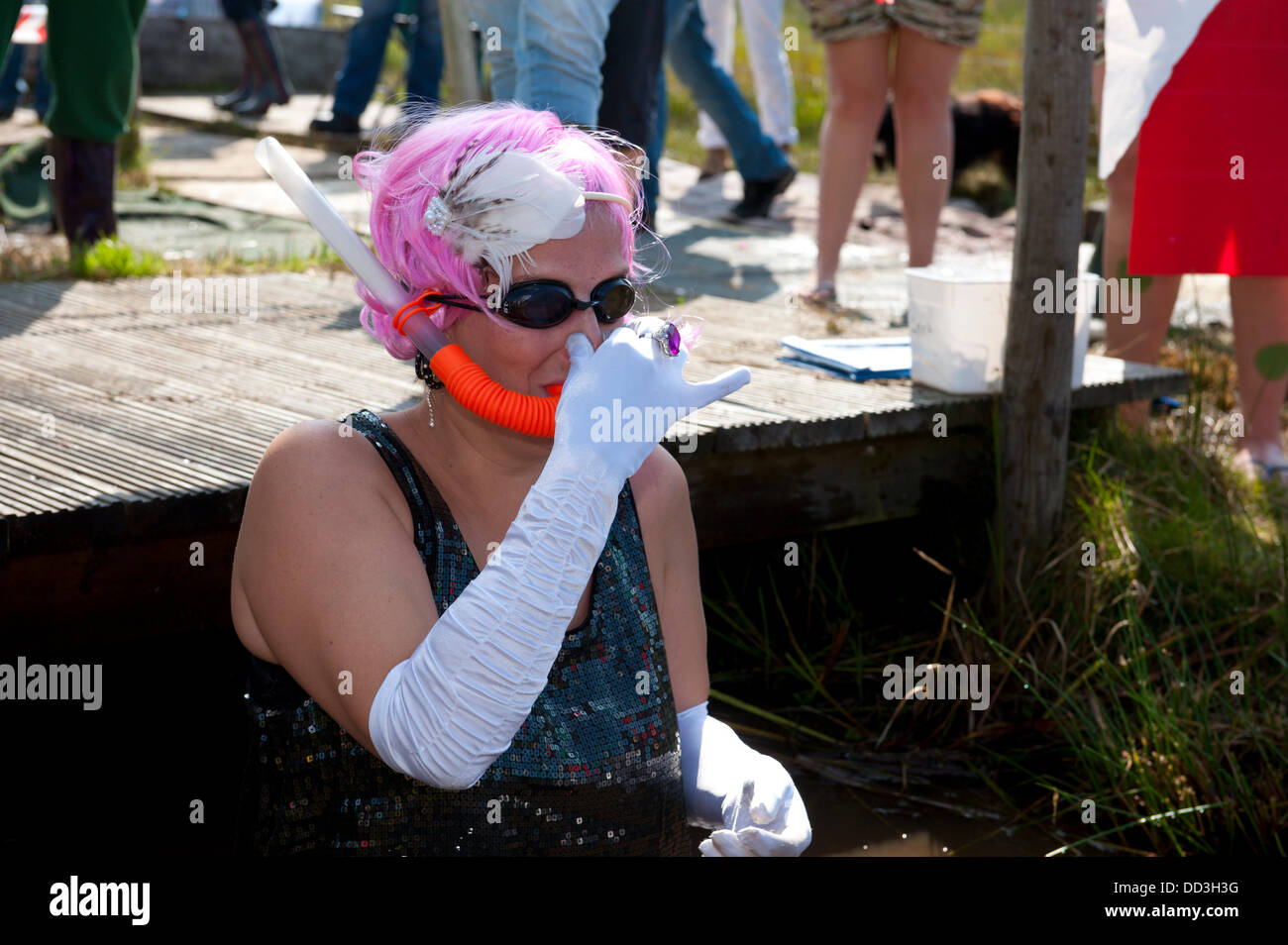 Hotel a Llanwrtyd Wells, Regno Unito. Il 25 agosto 2013. Gemma rfi una signora locale di abiti per il tempo libero per il BOG.Il mondo annuale campionato Bogsnorkelling si svolge ogni Ferragosto al famoso Waen Rhydd Bog.In il Welsh pedemontana del Cambriano montagne vicino alla città più piccola in Gran Bretagna, rinomato per le sue bizzarre sport. L idea è stata concepita nel 1985 dal locatore Gordon Green del Neuadd Arms pub per mettere Llanwrtyd Wells sulla mappa. Il campione del mondo è Andrew Holmes con un tempo di 84sec nel 2011. Foto: Graham M. Lawrence/Alamy Live News. Foto Stock