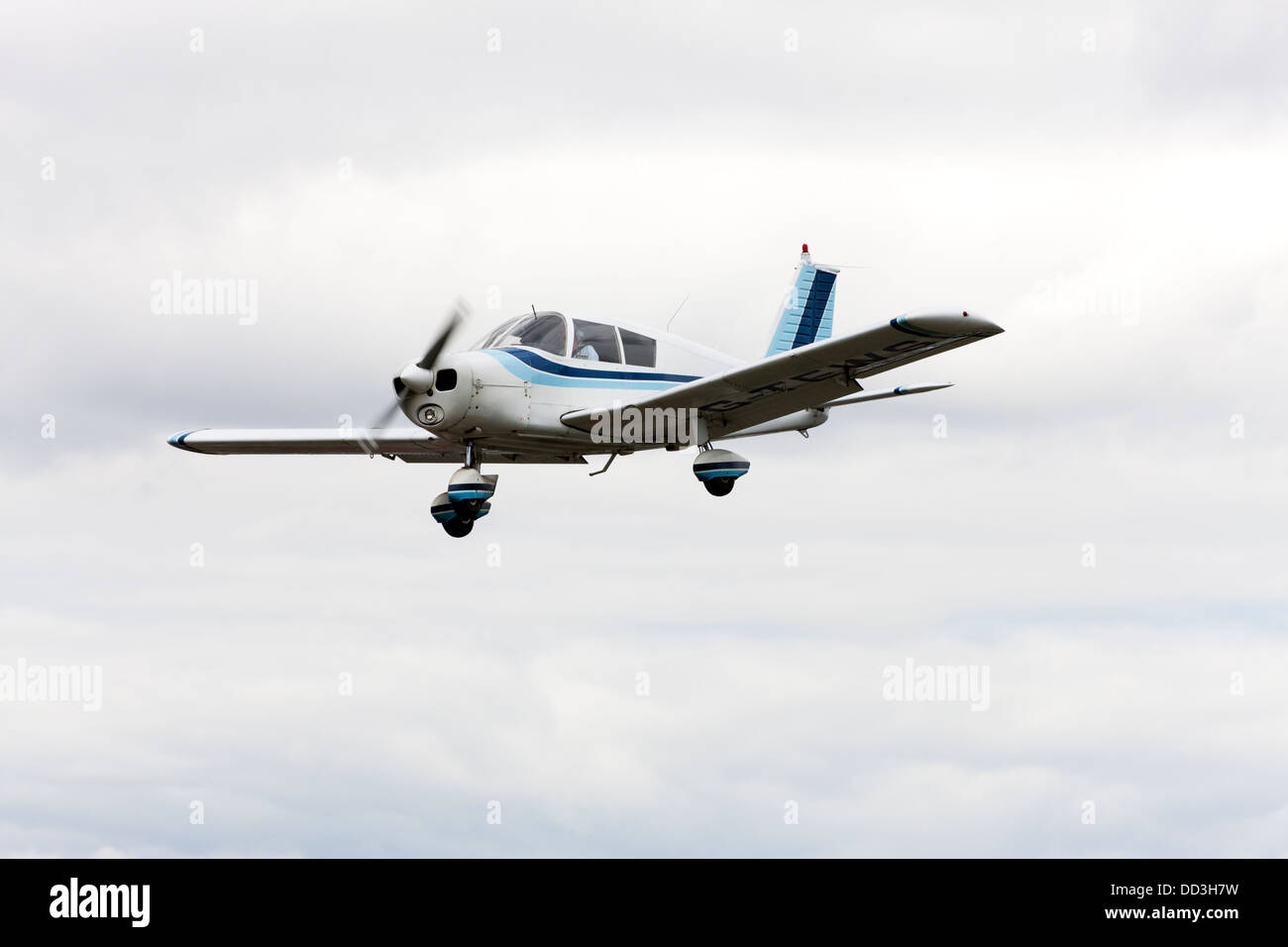 Piper PA-28--140 Cherokee G-TEWS takimg-off da Breighton Airfield Foto Stock