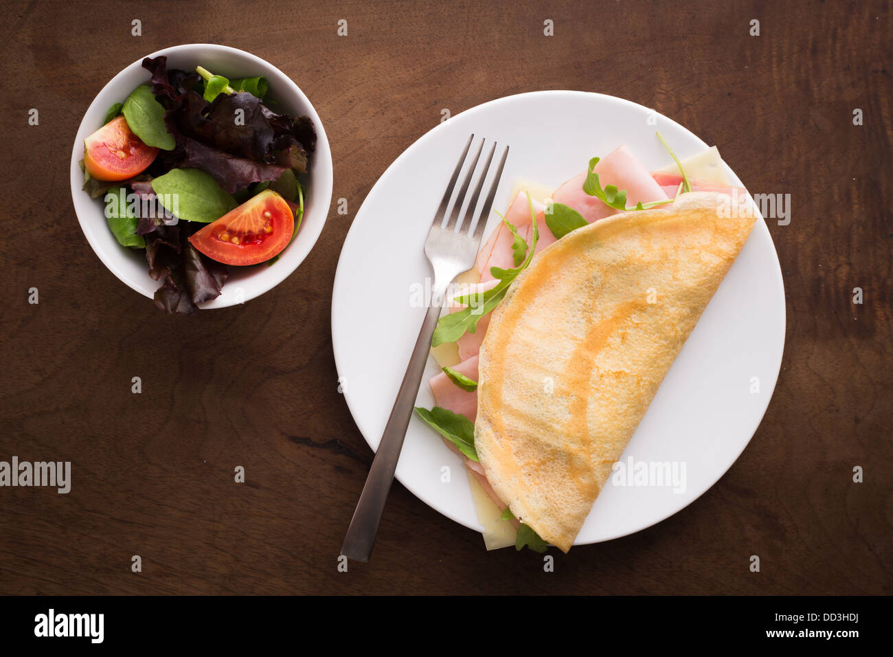 Formaggio e prosciutto crêpe con insalata panoramica Foto Stock