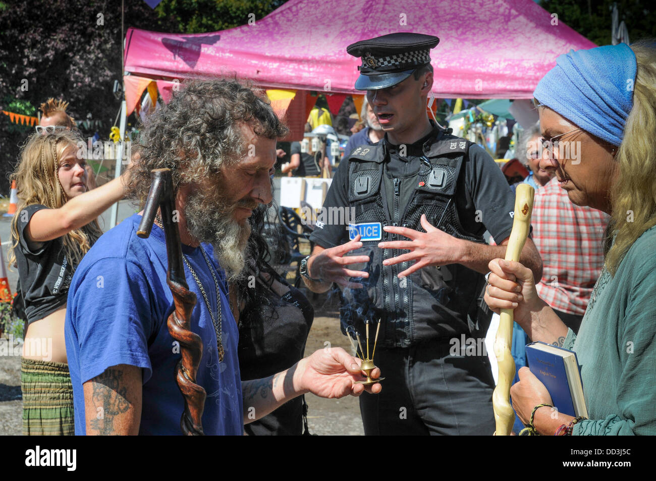 Balcombe, West Sussex, Regno Unito. 25 Ago, 2013. I druidi pregare al di fuori del sito Cuadrilla ingresso come parlare di polizia per gli ambientalisti. Un'atmosfera molto rilassata. L'anti-fracking attivisti protestano contro la perforazione da Cuadrilla sul sito in West Sussex. Credito: David Burr/Alamy Live News Foto Stock