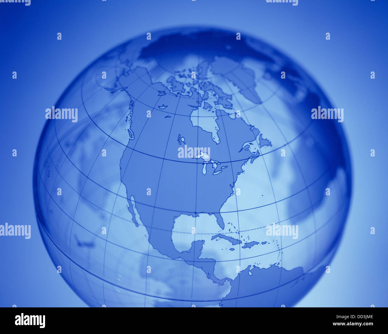 Un mondo trasparente globo mostra America del Nord. Incandescente con sfondo blu Foto Stock