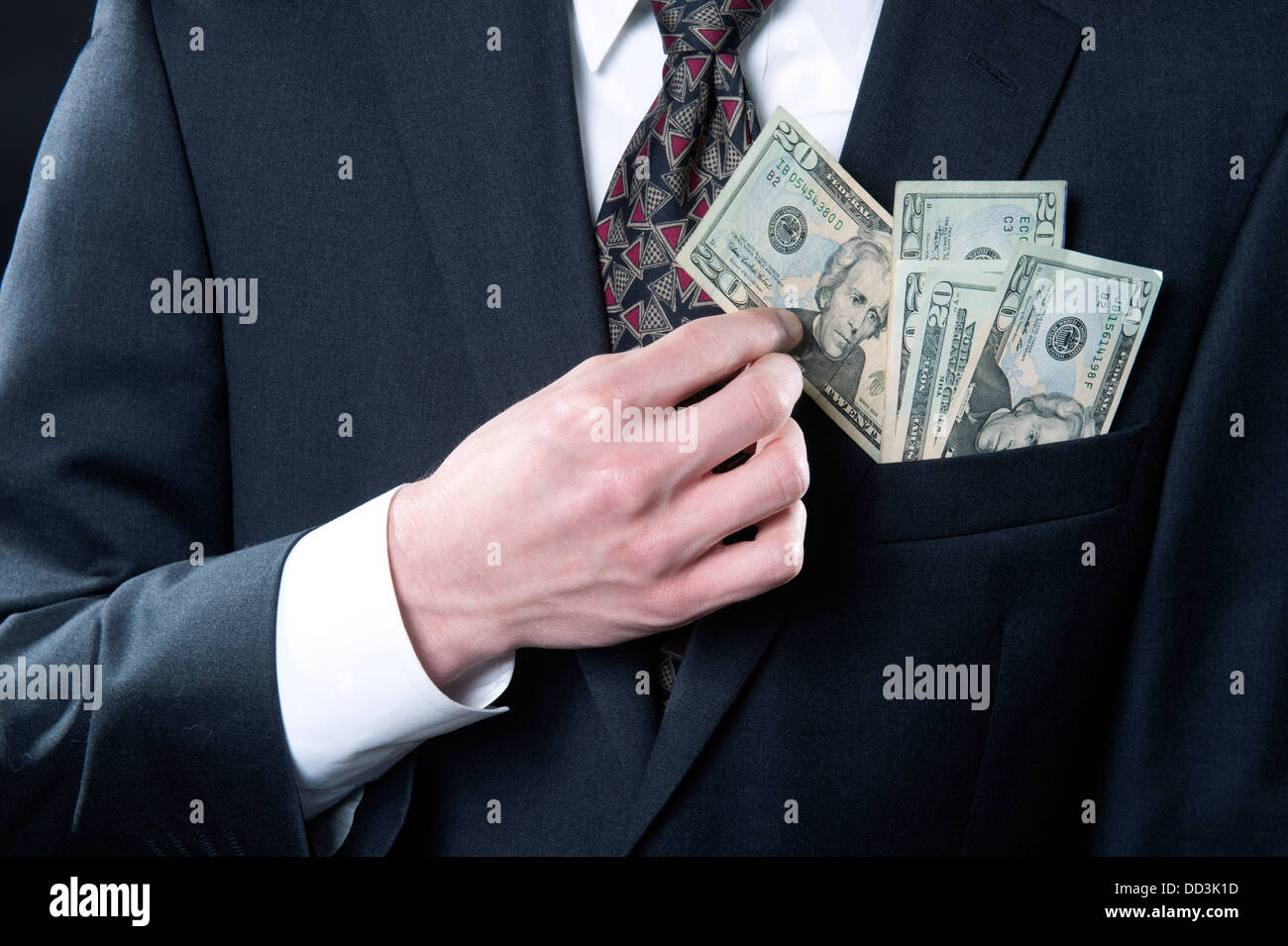 Concetto che mostra fotografica imprenditore con i soldi in tasca tirando fuori venti dollari Foto Stock