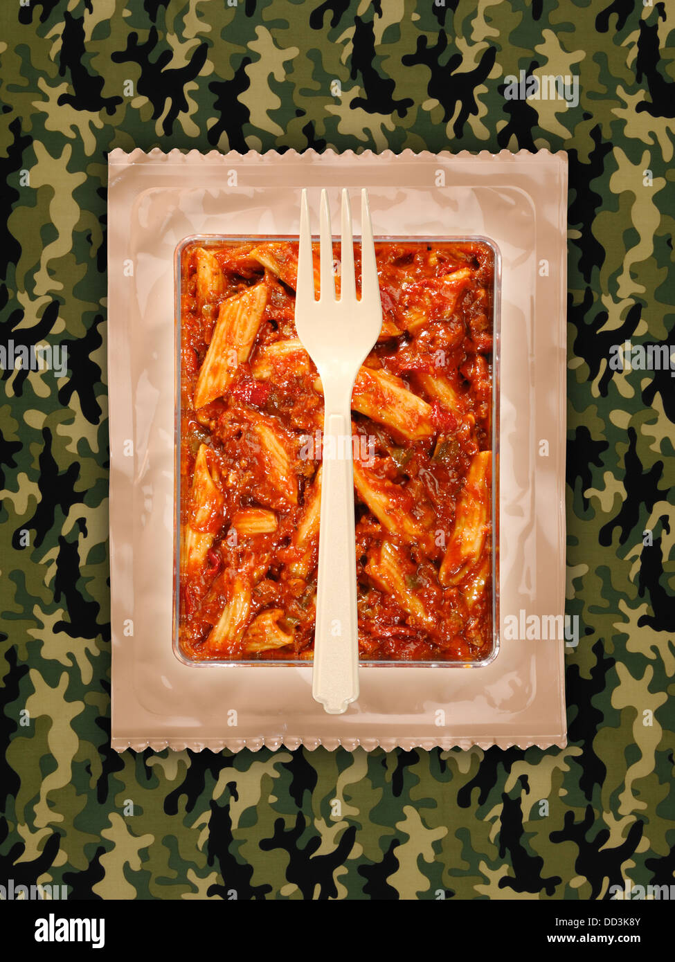 Militari razioni alimentari o pasti MRE pronto a mangiare su un sfondo camuffato. Confezioni aperte con utensili in plastica. Foto Stock