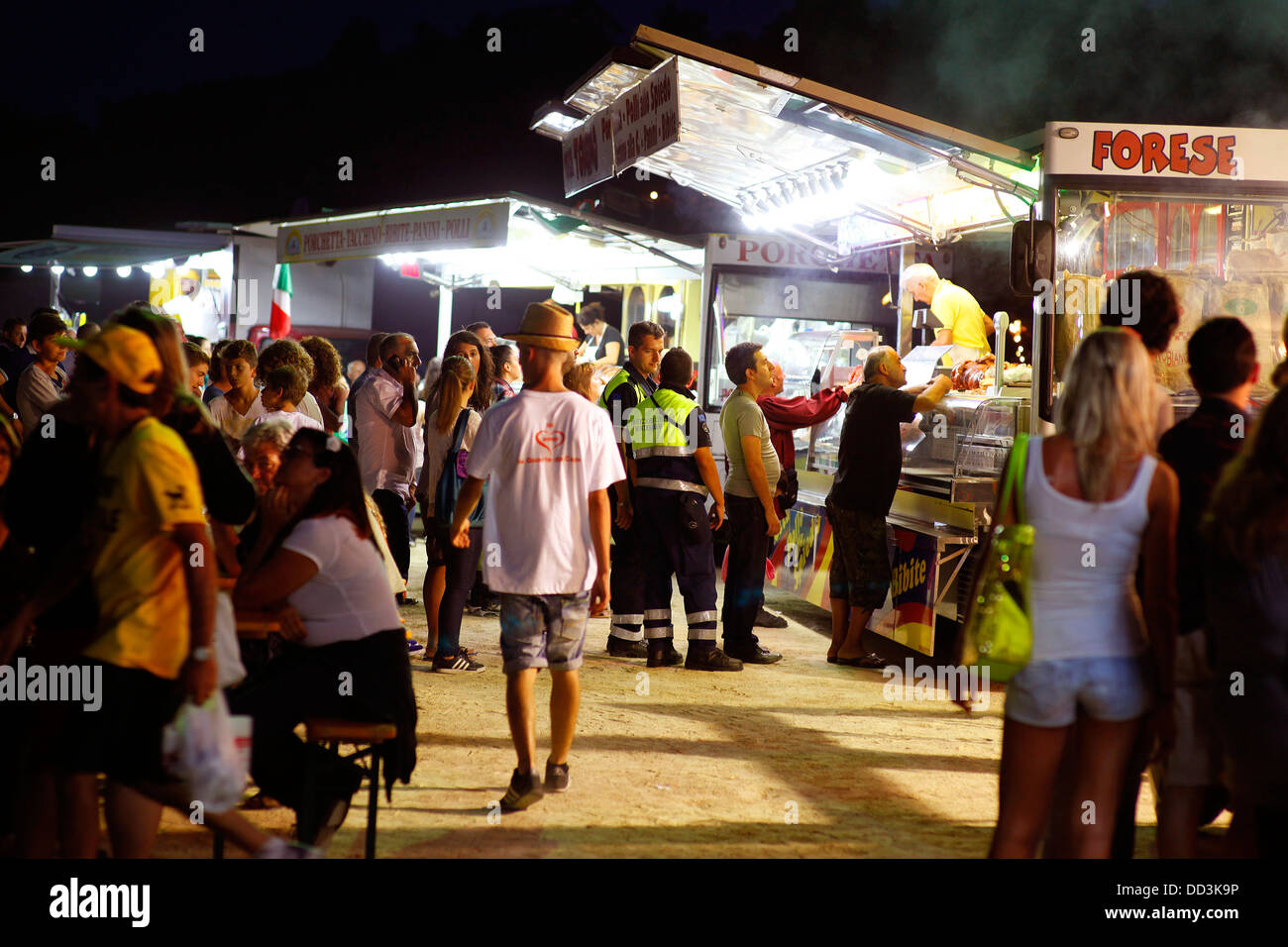 Take-away cibo che viene venduto a un festival nella regione Abruzzo d'Italia. Foto Stock
