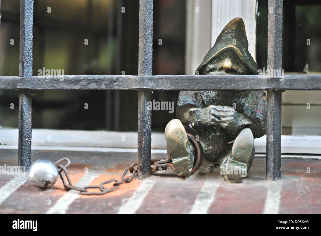 Una delle piccole statue di nani da Tomasz Moczek e gambe pedonale, Wroclaw, Polonia Foto Stock