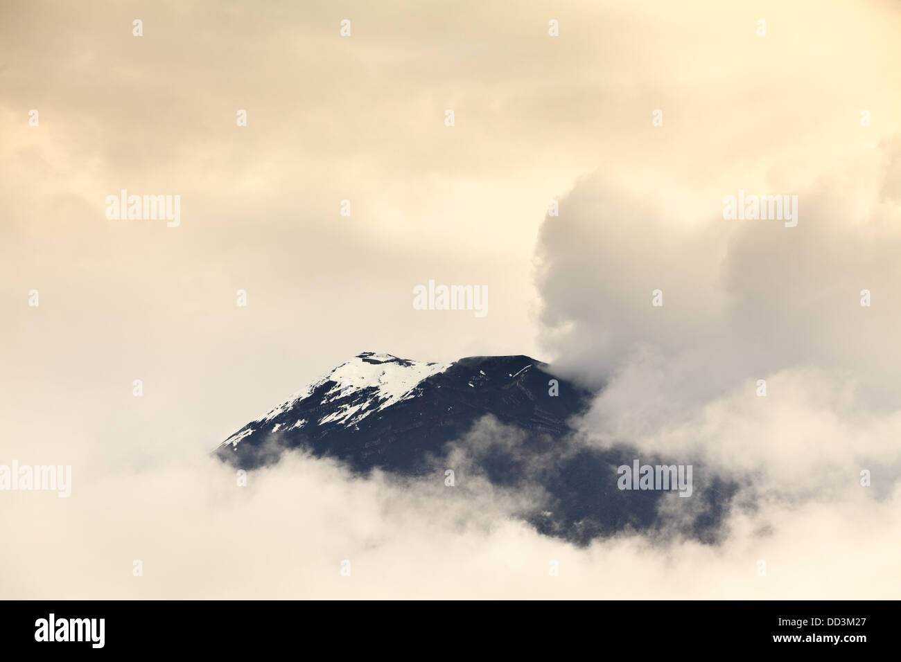 Vista discreta del vulcano Tungurahua tramite il cloud computing Foto Stock