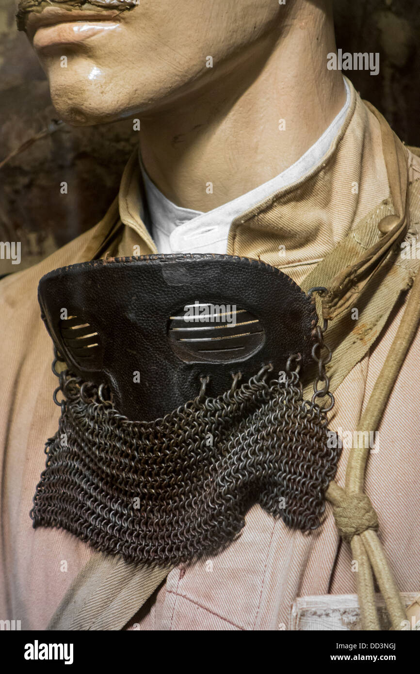 Prima guerra mondiale uno splatter maschera facciale della British WW1 serbatoio equipaggio all'Hooge museo del cratere, Zillebeke, Fiandre Occidentali, Belgio Foto Stock