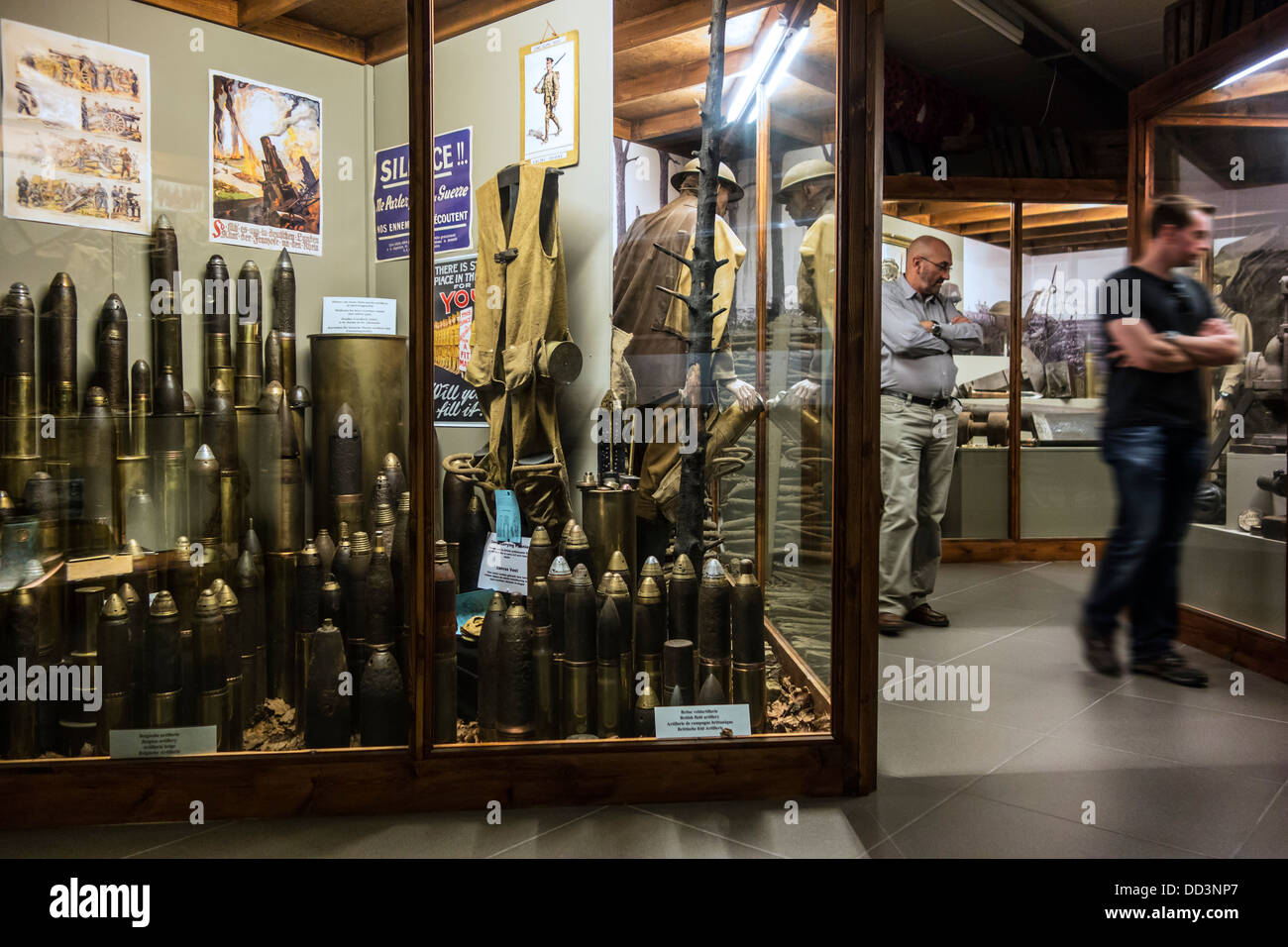 Prima guerra mondiale uno munizioni di artiglieria, le bombe e le granate nel WW1 Hooge museo del cratere a Zillebeke, Fiandre Occidentali, Belgio Foto Stock