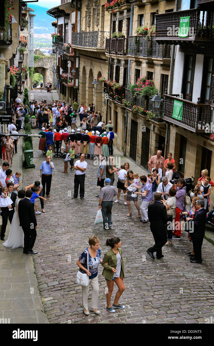 Folla raccolta nel centro storico di Hondarribia città vecchia Foto Stock