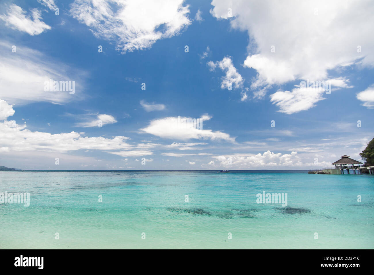Villa sul mare tropicale con acqua turchese Foto Stock