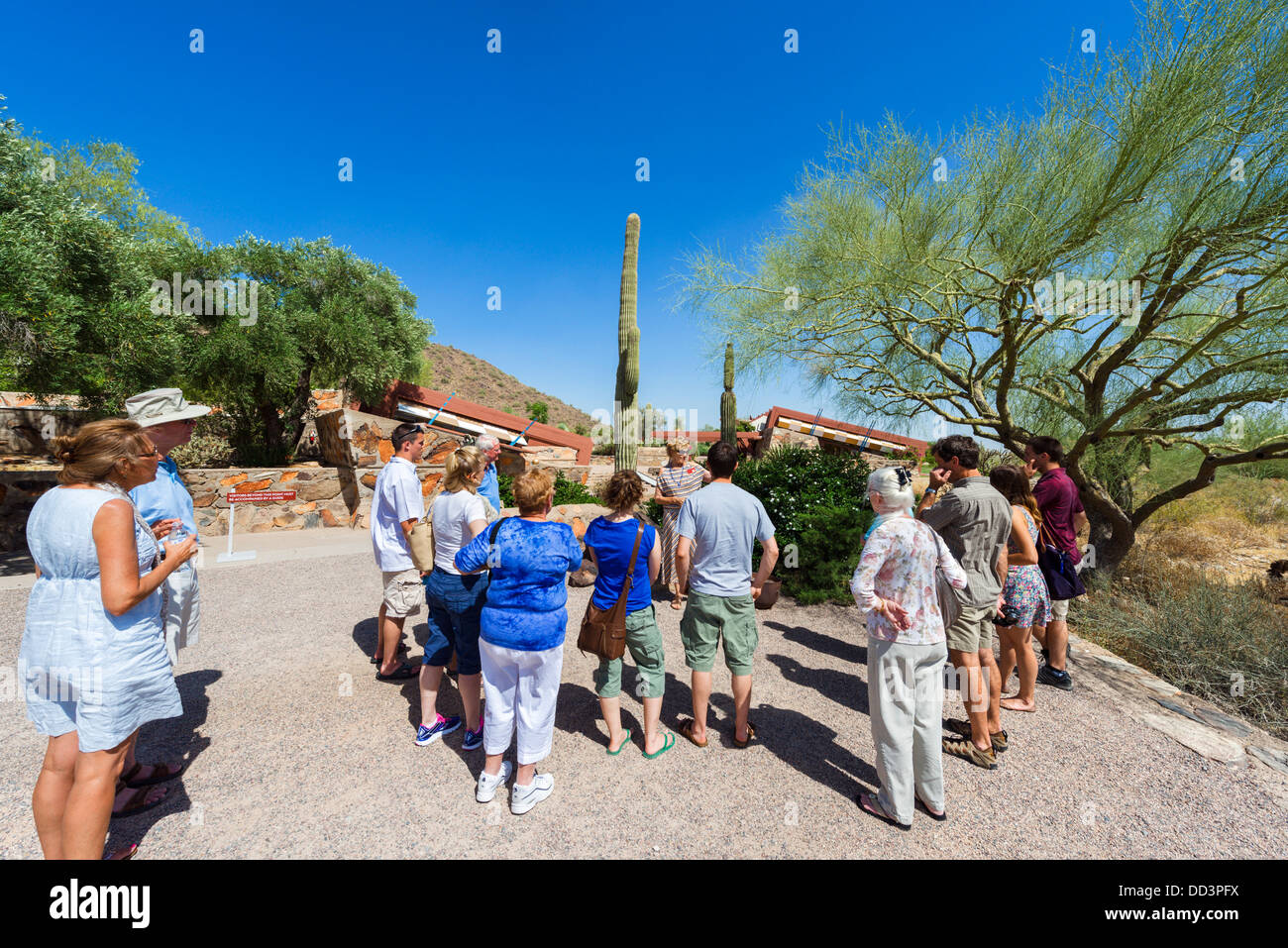 I visitatori in un tour guidato di Taliesin West, architetto Frank Lloyd Wright's home inverno, Scottsdale, Arizona, Stati Uniti d'America Foto Stock