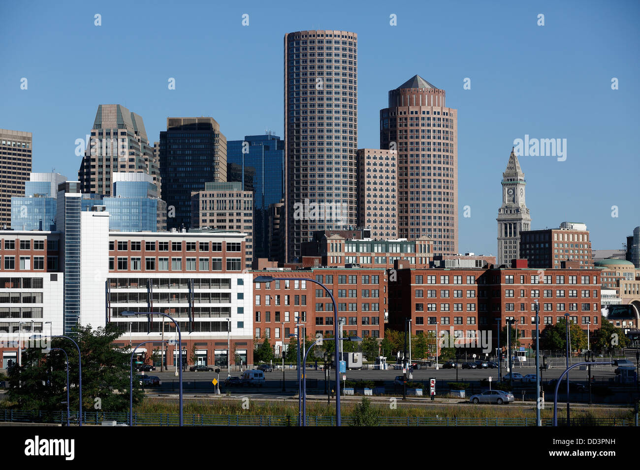 Lo skyline della città visto dal Seaport District, Boston, Massachusetts Foto Stock