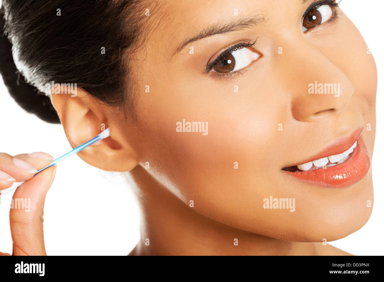 Un giovane, bella donna felice pulisce il suo orecchio Foto Stock