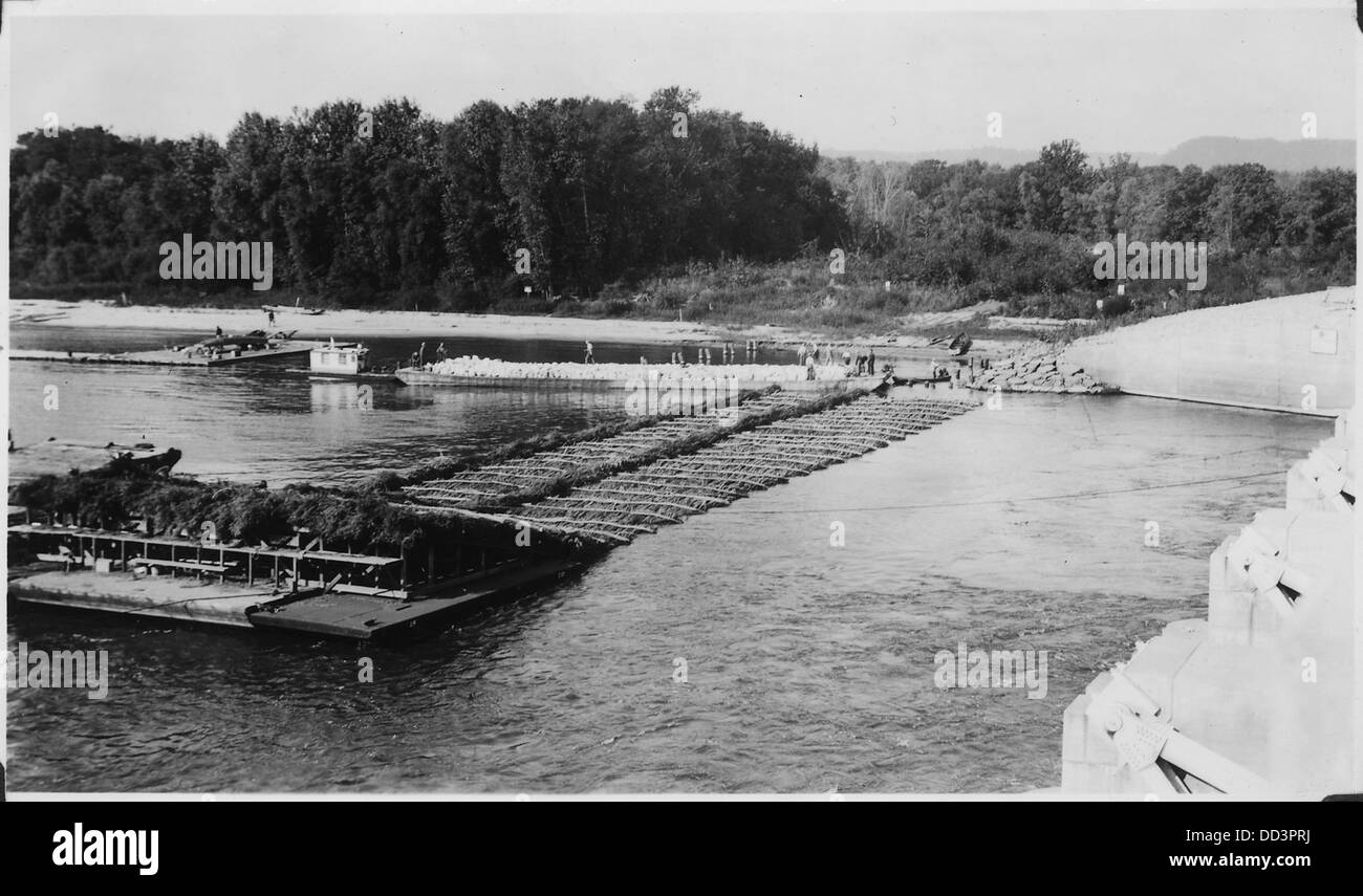 Una vista generale del materasso di protezione da rocce e spazzole lungo 50 metri presso L-D No. 8 a Genova, Wisconsin, che mostra il design ingegneristico utilizzato per la protezione delle rive del fiume. Foto Stock Una vista generale del materasso di protezione da rocce e spazzole lungo 50 metri presso L-D No. 8 a Genova, Wisconsin, che mostra il design ingegneristico utilizzato per la protezione delle rive del fiume. Foto Stock