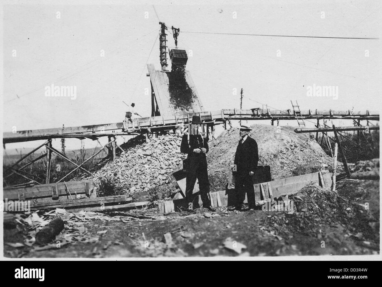 Una fotografia di una miniera vicino a Fairbanks, Alaska, che mostra il minerale che cade in una scatola di luice durante le fasi preliminari dell'estrazione dell'oro. Foto Stock