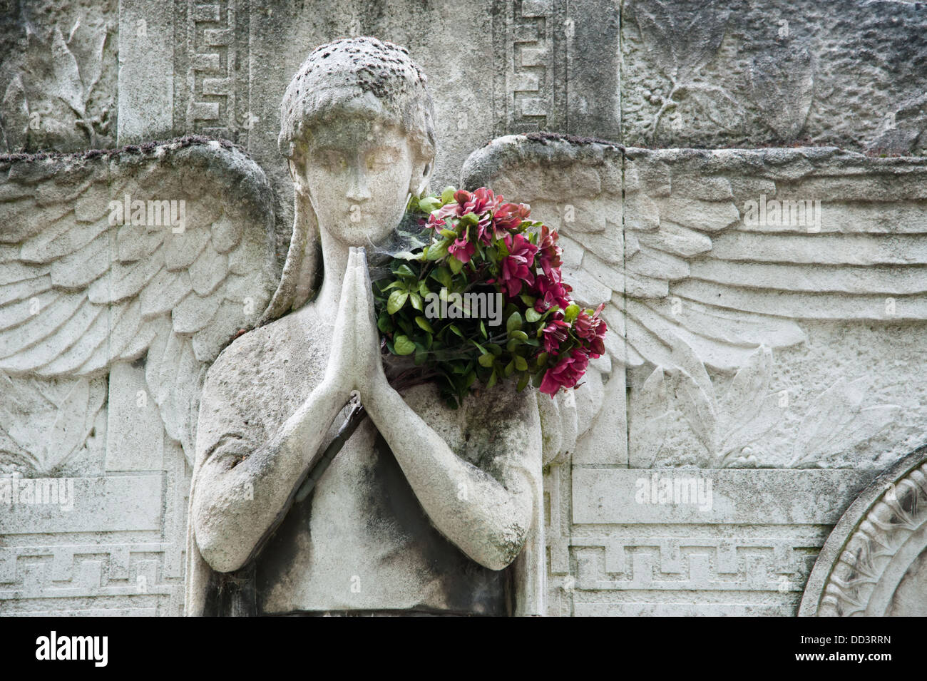 Angelo statua con fiori, il Cimitero di Père Lachaise, Parigi, Francia. Foto Stock
