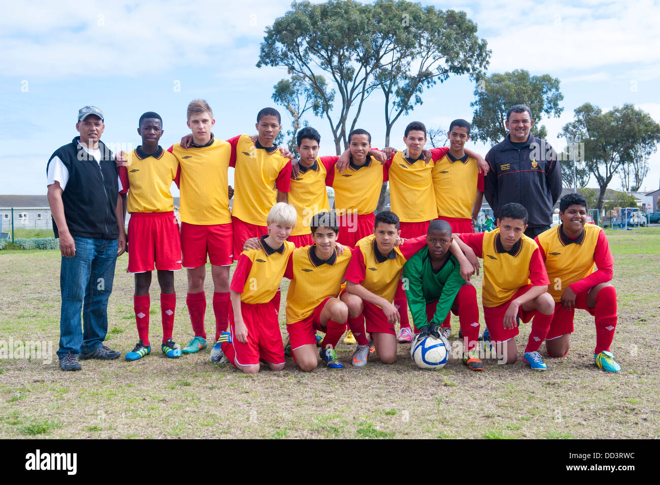 Foto del team di Rygersdal U15B juniors con pulmann e assistente, Cape Town, Sud Africa Foto Stock